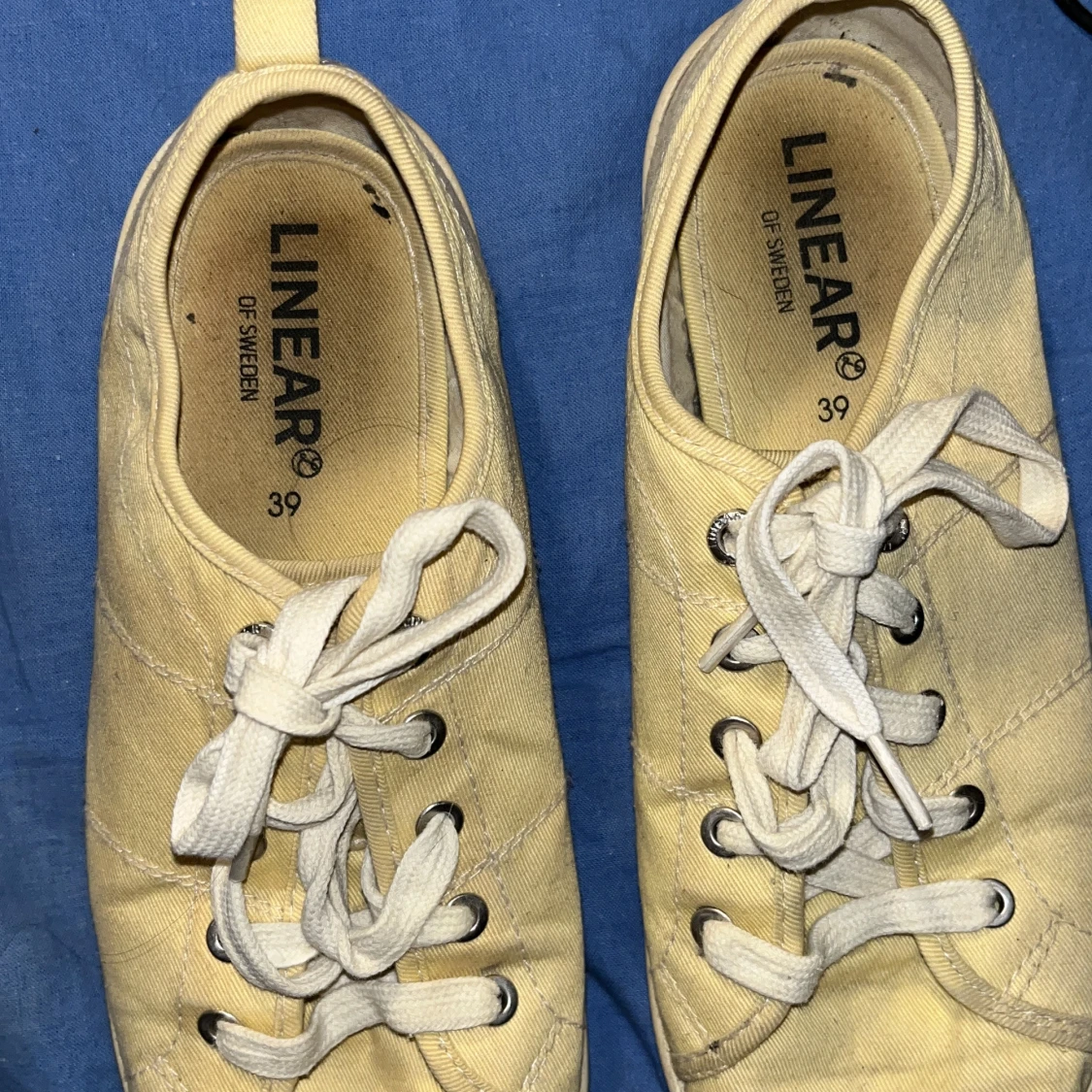 Gula sneakers från Linear of Sweden