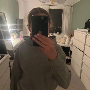 Grå hoodie - Säljer en bekväm grå hoodie med långa ärmar och en klassisk huva. Perfekt för en avslappnad stil. Passar bra till jeans eller mjukisbyxor.
