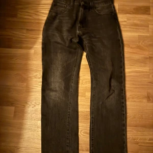 Levi’s 551 - Snygga svarta Levi's jeans i modell 651. De har en klassisk straight passform och är tillverkade i slitstarkt denim. Perfekta för en stilren look.