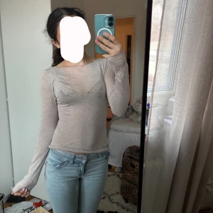Beige långärmad topp - Säljer en stilren beige långärmad topp med en tight passform. Toppen är tillverkad i ett tunt och bekvämt materia. Nypris ca 500! Har defekter som ej syns