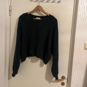 Mörkgrön tröja från Pacific Republic - Säljer en mysig mörkgrön tröja från Pacific Republic. Tröjan har en enkel design med långa ärmar och en rund halsringning. Perfekt för kyligare dagar.