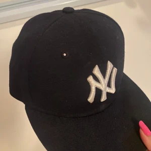 Fitted cap  - New York Yankees, väldigt fin och är i storlek 53,9cm!!!