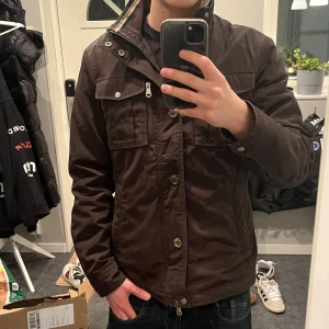 J Lindeberg field jacket - Skick 8/10, finns lite blekningar vid fickorna med inget som syns när man använder. Riktigt fet och unik färg