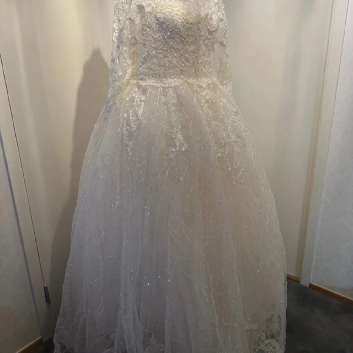 Vit spetsklänning med pärlor