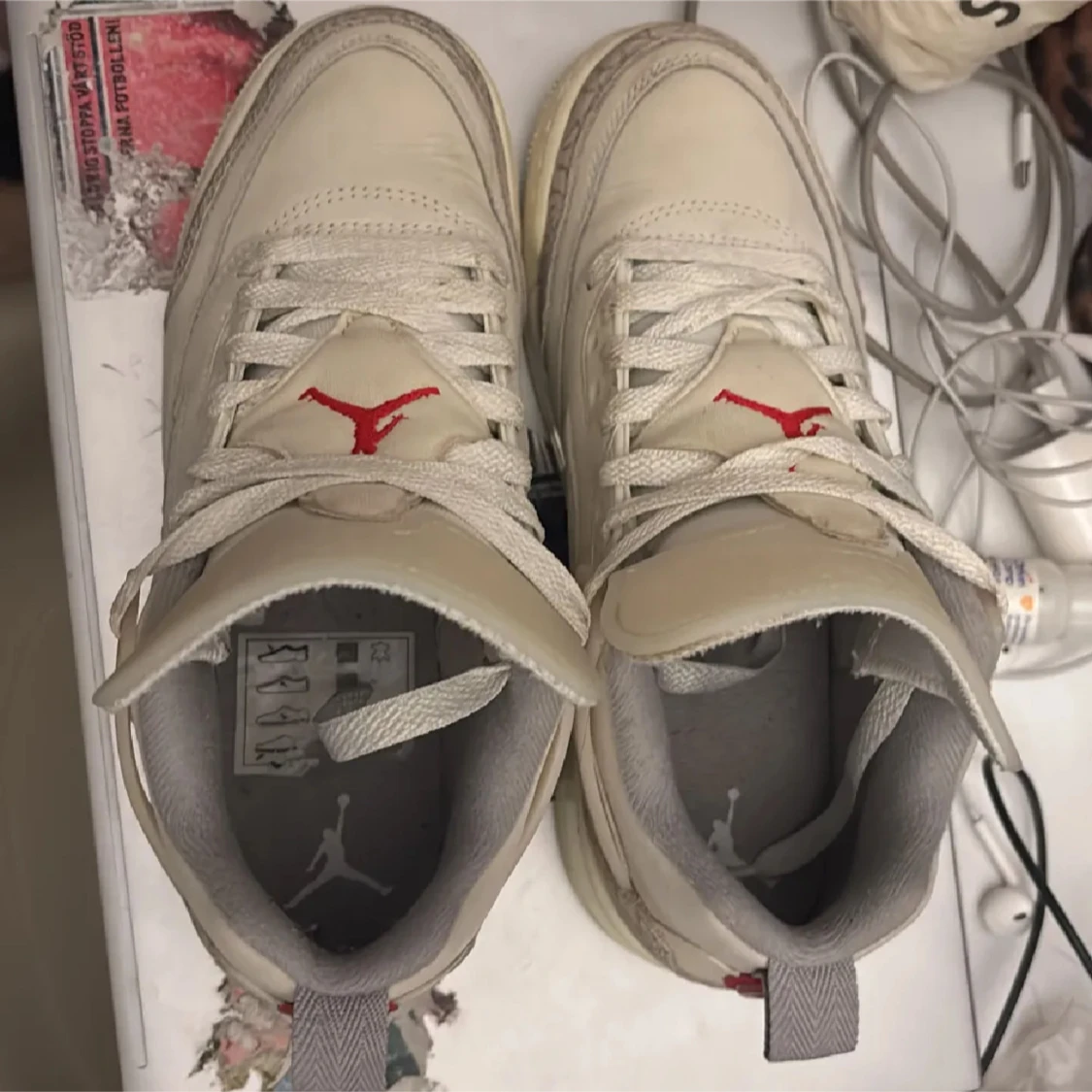 Nike Air Jordans med röda detaljer - 2