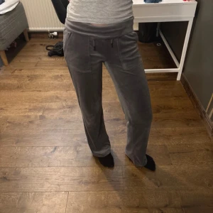 Grå mjukisbyxor - Säljer ett par grå mjukisbyxor med normal passform. Byxorna har en bekväm midja och är perfekta för en avslappnad stil. De har praktiska fickor framtill och är tillverkade i ett mjukt material.
