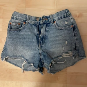 Jeans shorts från Zara - Blå jeans shorts från Zara barnavdelning passar Xxs har inga bilder på för de är för små köpte för ca 1-2 år sedan