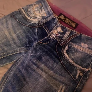 Red Pepper jeans - Snygga low waist bootcut/flare jeans från Red Pepper med vingar och text på bakfickorna. (vintage) 