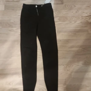 Svarta byxor från MNG -  svarta byxor från MNG med rak och tight passform  De är i storleken 164 cm och helt oanvända med lappen på. Nypris är 419 kr. 
