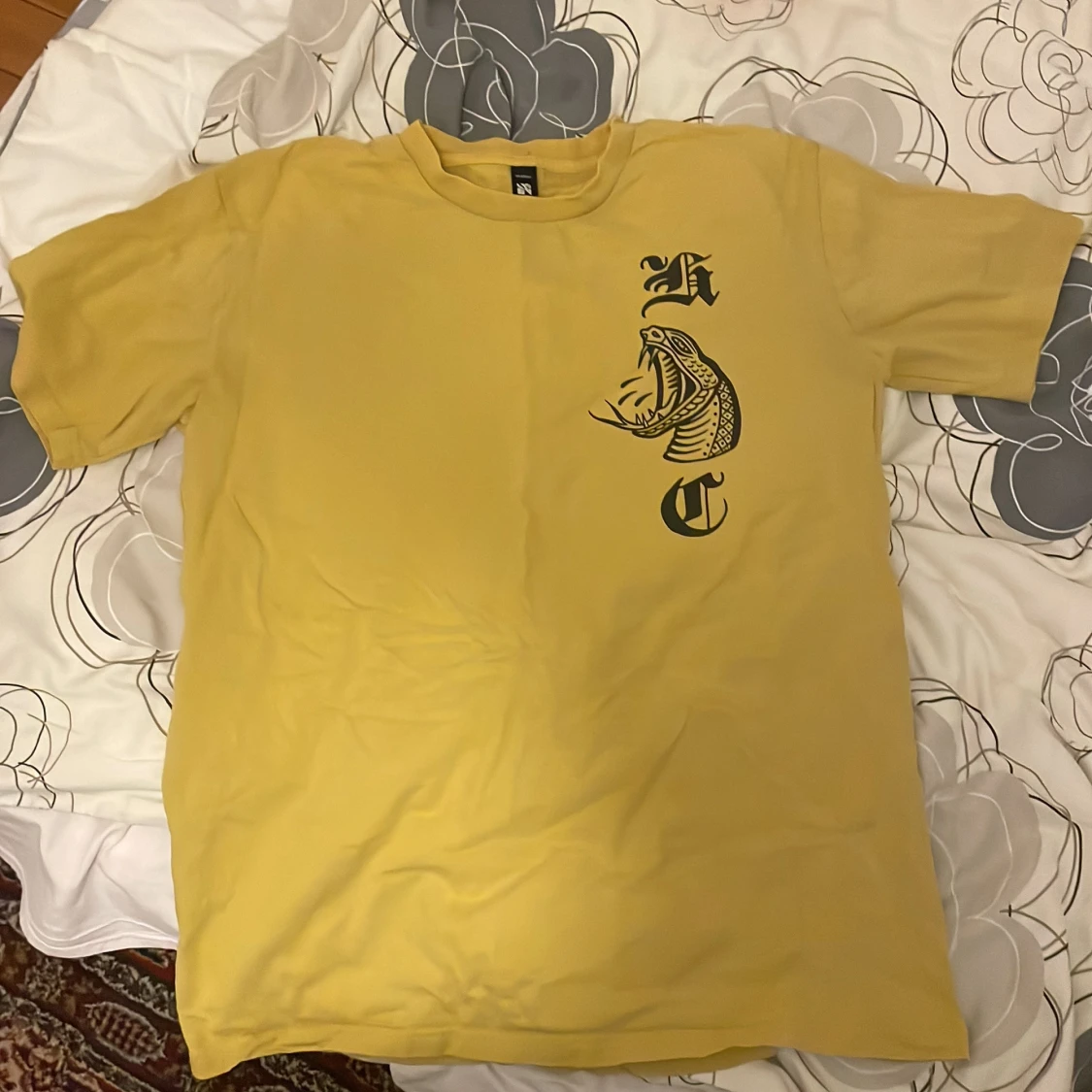 T-shirt med ormar och sånt dära