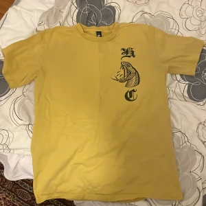 T-shirt med ormar och sånt dära - Tisha med unik färg och farligt tryck