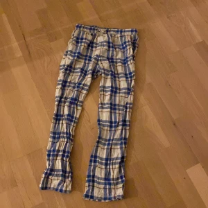 Pyjamasbyxor från Lindex - storlek 146/152/xxs pga blivit för små! skulle säga att dem är en väldigt tajt modell och dem är inte så utsvängda där nere, också ganska använda💗 hör av dej om du har frågor❤️