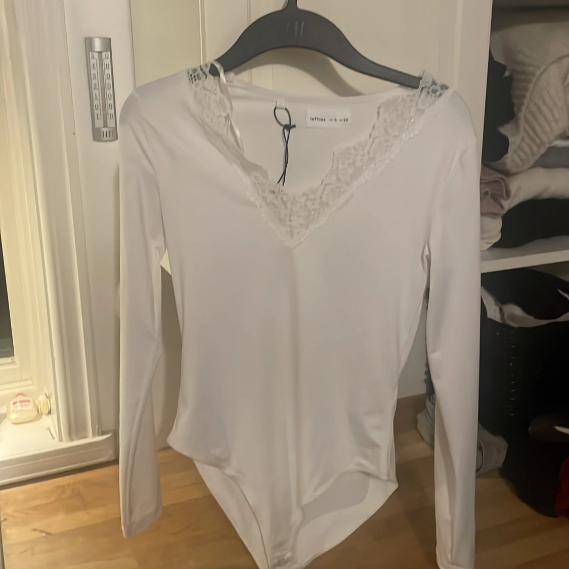 Vit långärmad topp med spetsdetaljer - 3