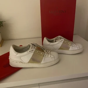 Valentinos - Valentino opens jättefint skick. Allt medföljer, alltså box, snören, tags och dustbag. Ända är att det är skofix på hälen men ser bara det som ett + eftersom skorna ser nyare ut och håller längre. Nypris ca 6000 passar 36