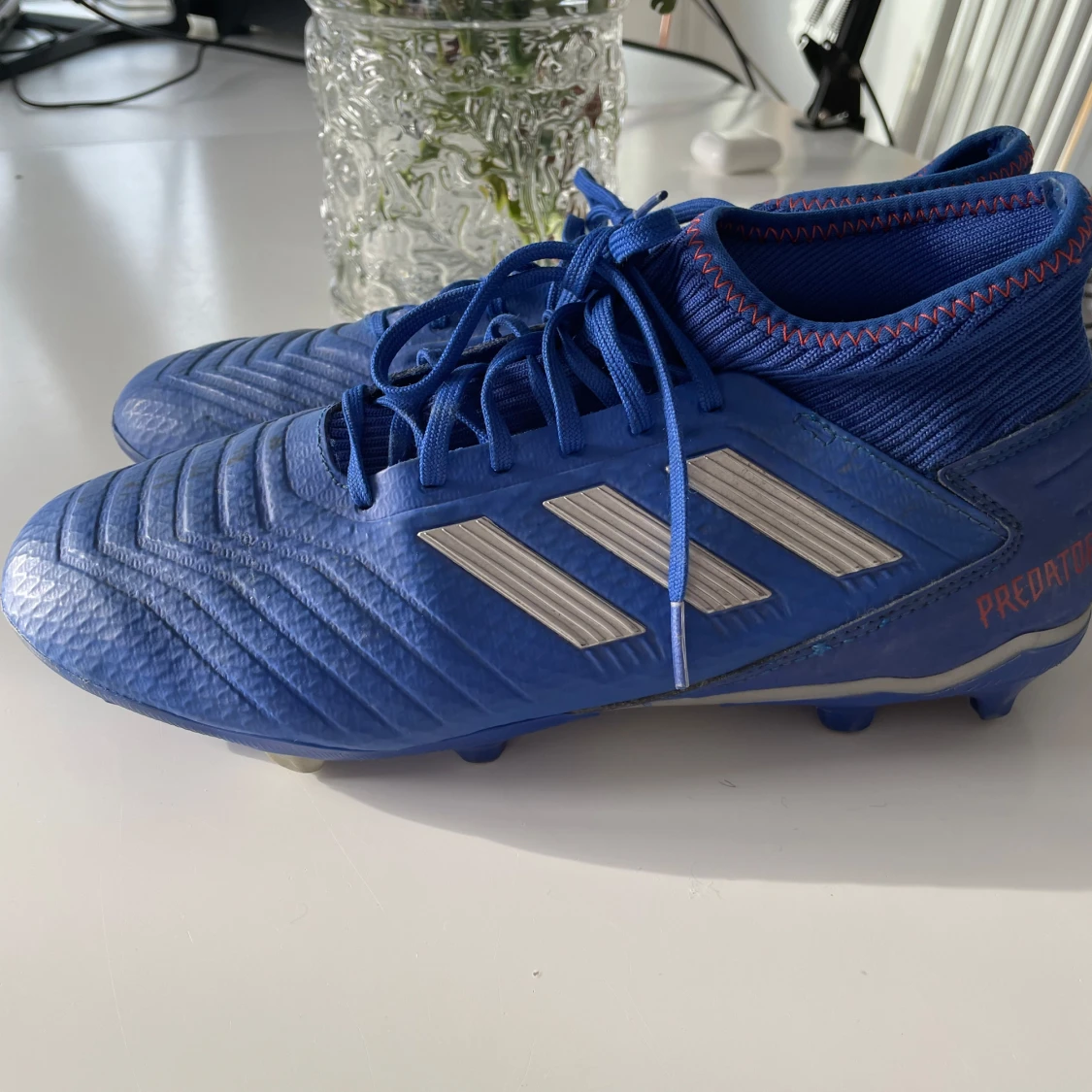 Blå Adidas preditor fotbollskor