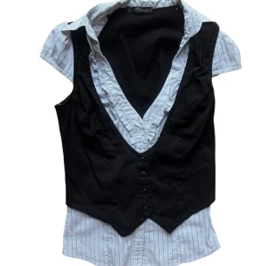 Svart vintage väst med vit randig skjorta y2k - Snygg svart väst med knappar framtill, kombinerad med en vit randig skjorta. Från jane norman. Passar en XS eller S bäst. 