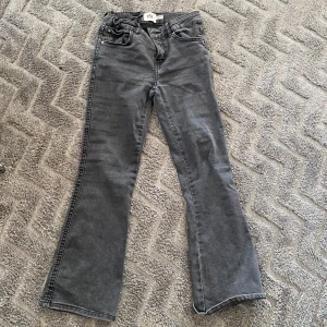 Grå bootcut jeans från 157 - Snygga grå bootcut jeans från 157 i storlek 140. De har en klassisk femficksdesign och en bekväm passform. Perfekta för en avslappnad stil. Jag vill inte ha de längre då jag har växt ur de.❤️