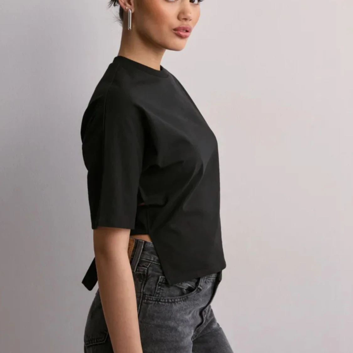 Svart kortärmad topp med knyt - 1