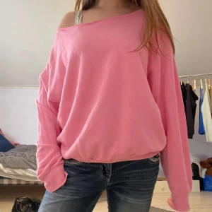 Rosa tröja - Säljer denna rosa sweatshirt som är avklippt vid halsen, går att ha som både off shoulder eller one shoulder ❤️ Super skön och fin! 