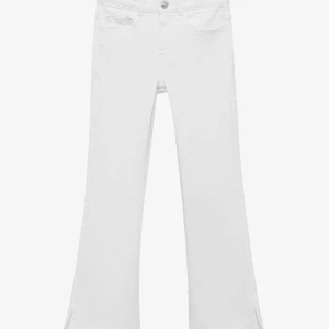 Vita bootcut jeans - Snygga vita bootcut jeans med klassisk femficksdesign och knappgylf. Perfekta för en stilren look.