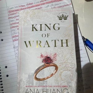 King of Wrath - Boken 'King of Wrath' av Ana Huang handlar om Dante Russo, en miljardär och VD, och Vivian Lau, en smyckesarvinge. Deras arrangerade äktenskap är fyllt av maktspel och oväntade känslor. En berättelse om ambition, kärlek och intriger. I boken finns mina ”anteckningar” som syns på sista bilden och Ana Huangs autograf:)