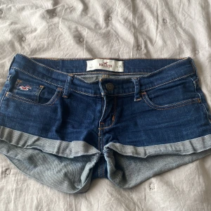 Blå jeansshorts från Hollister - Snygga lågmidjade jeans short ifrån hollister . Strl w 25