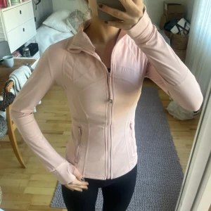 Ljusrosa träningsjacka från Lululemon - Ljusrosa träningsjacka från lululemon. Tror det är nulu materialet ☺️storlek 2