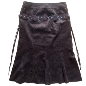 Brun vintage y2k maxi/midi mockakjol  - Snygg brun mockakjol. Kjolen har en knäppning och dragkedja. Midjemått: 38 rakt över. (Bältet är inte inkluderat) 