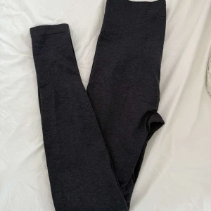 Svarta leggings - Finns en liten skavank (se bild 2) men inget som syns!