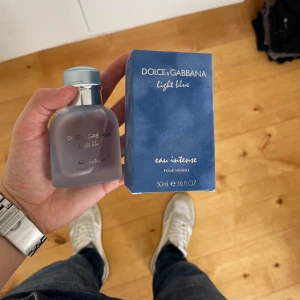 Dolce & Gabbana Light Blue Eau Intense Pour Homme - Säljer en flaska Dolce & Gabbana Light Blue Eau Intense Pour Homme. Flaskan är frostad med en stilren design och har en silverfärgad kork. Parfymen kommer i en blå kartong och innehåller cirka 40 ml doft. Perfekt för sommaren och våren som vill ha en fräsch och intensiv doft.