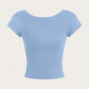 Ljusblå croppad topp - Snygg ljusblå croppad topp med korta ärmar och en öppen rygg. Använd endast 1 gång