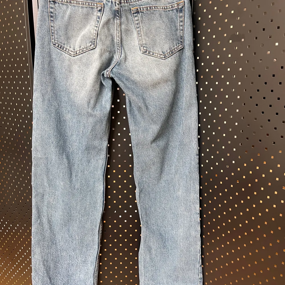 Snygga blå jeans från Weekday i modellen Arrow Low Straight. De har en klassisk femficksdesign och är tillverkade i slitstarkt denim. Perfekta för en avslappnad stil.. Farkut & Housut.