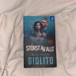 Störst av allt - Säljer boken 'Störst av allt' av Malin Persson Giolito. Denna spännande roman har blivit en Netflix-serie och är en av Sveriges mest hyllade kriminalromaner. Perfekt för dig som älskar deckare och drama!