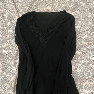 svart intimissimi tröja  - intressekoll på min svarta intimissimi tröja i storlek xs. använd en gång, inga defekter 