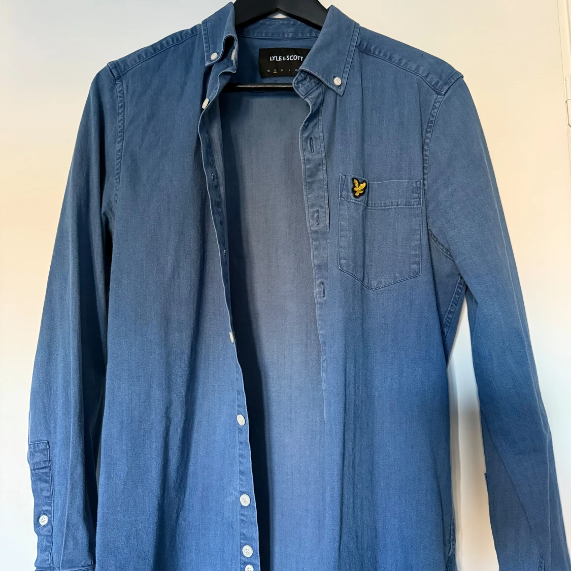 Blå jeansskjorta från Lyle & Scott