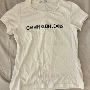 Calvin Klein t-shirt - Bra o fint skick, står storlek M men skulle säga mer att den är xs/s, liten i storlek!
