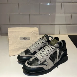 Valentino Rockrunner  - Riktigt feta dojor i storlek 40 men passar 41. Dustbag medföljer. Skorna är i bra skick💫