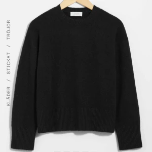 & other stories tröja  - Säljer en fin svart stickad tröja från other stories❤️Säljer pågrund av att den inte har kommit till användning annars jättebra och fint skick! Ordinarie pris 550kr mitt pris 200kr