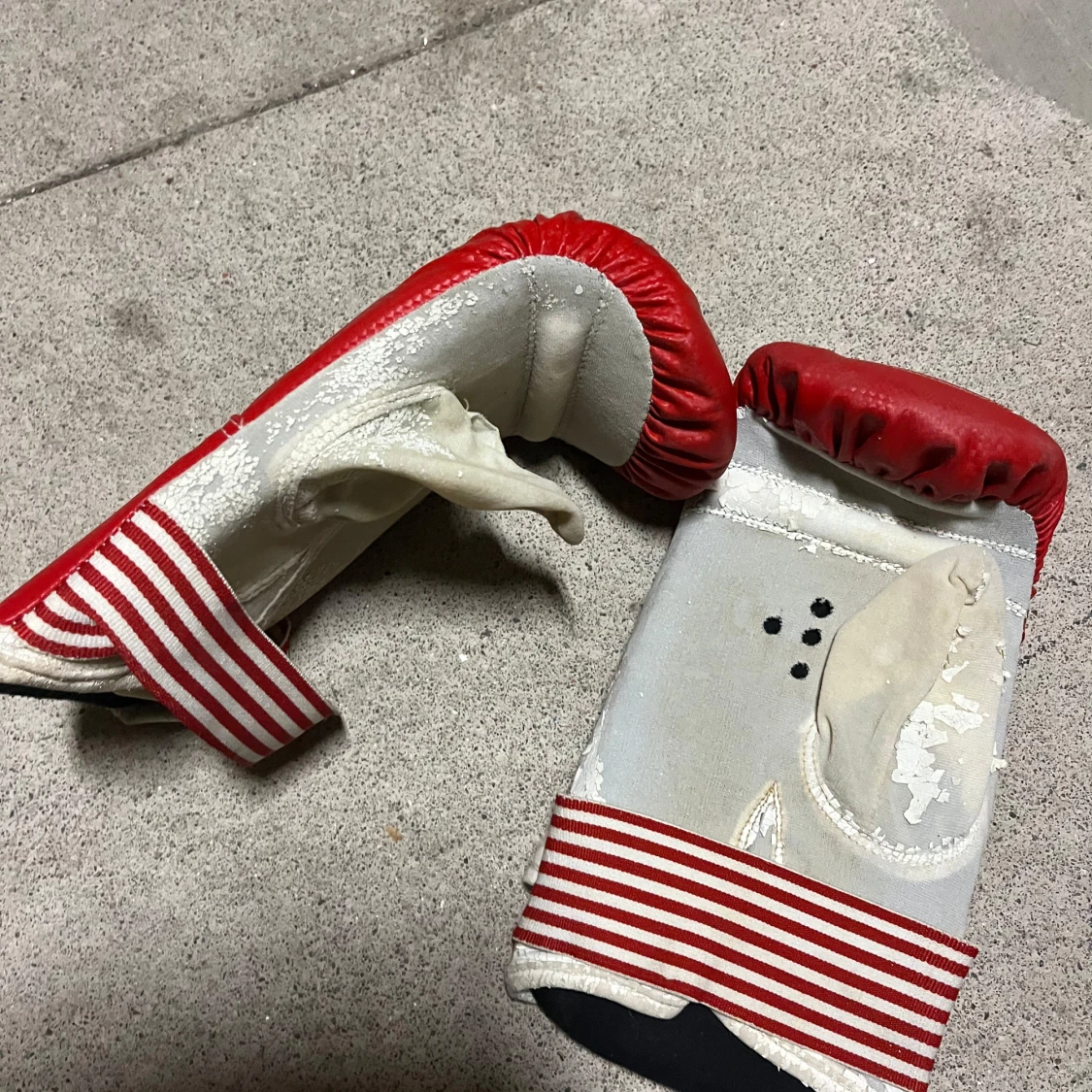 Röda boxningshandskar från Casall - 91