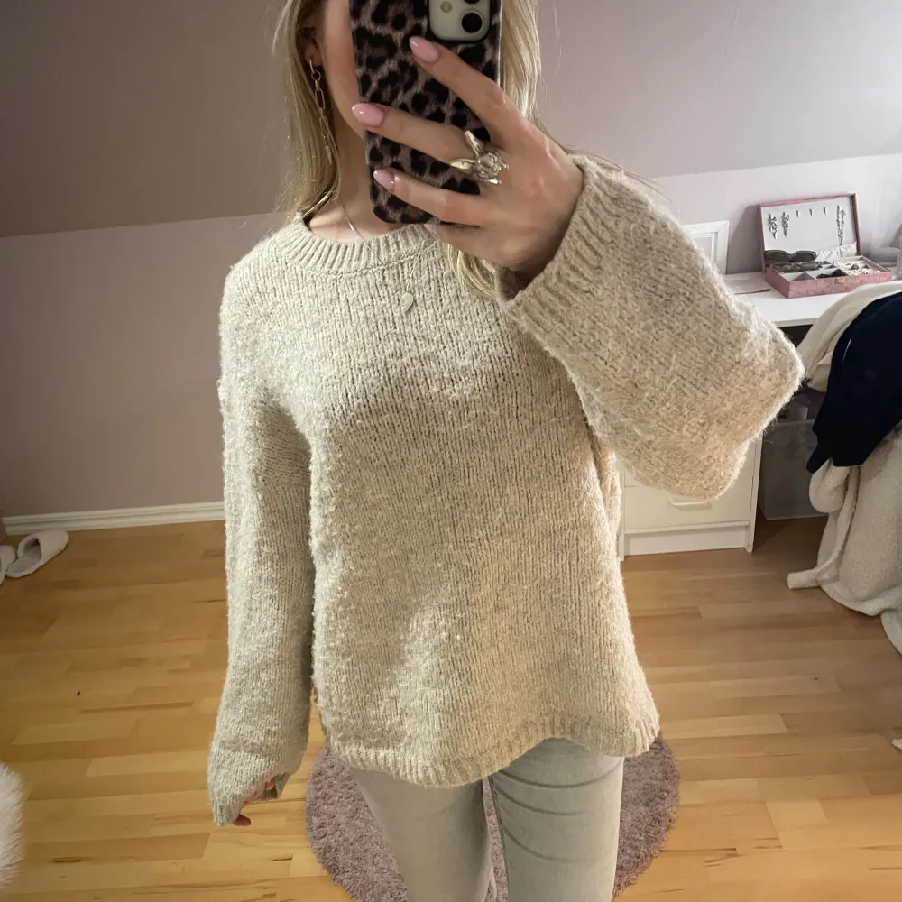 Mjuk stickad beige tröja från bikbok i storlek S. Passar till nästan allt! Skriv gärna om ni har några frågor! 💗. Neuleet.