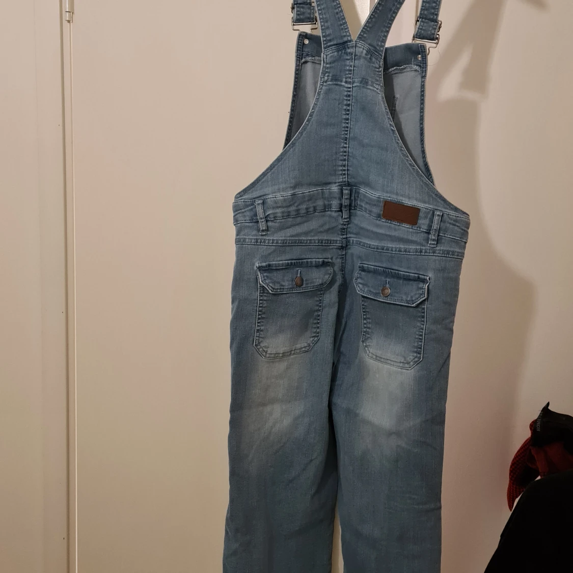 Blå jeanshängselbyxor från John Baner - 90