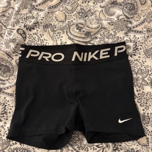 Träningsshorts Nike Pro - Säljer dessa helt oanvända Nike Pro, perfekt skick, pris kan diskuteras❤️