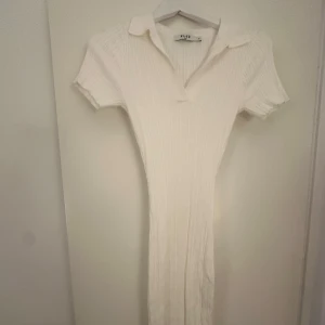 Vit ribbad klänning från NA-KD - Använd en gång  Lite mindre i storleken 💕