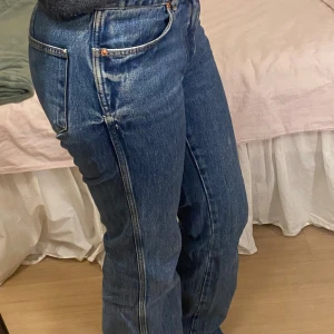 Jeans - Snygga midwaist jeans, straightleg men de är lite utsvängda där nere💗