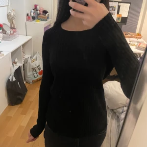 Svart linnetröja från Massimo Dutti - Snygg svart tröja från Massimo Dutti i 100% linne. Tröjan har en ribbad design och långa ärmar, perfekt för en stilren look. Passar bra till både jeans och kjol.