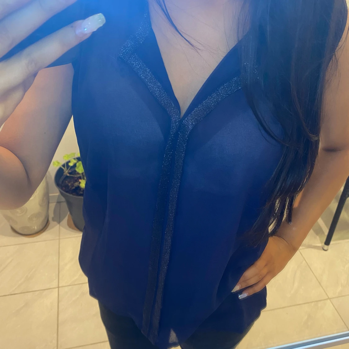 Mörkblå ärmlös blus med glittrig detalj - 90