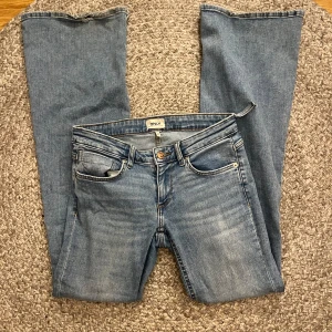 Lågmidjade jeans  - Jätte snygga Lågmidjade jeans från ONLY Storlek 28/32