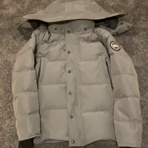 CANADA GOOSE WHYNDHAM GREY - Säljer en mycket fin och populär jacka ifrån märket Canada goose. Den är helt ny och oanvänd.Storleken är M. Kan frakta den eller så möts jag upp. Allt i bilderna ingår. Skriv för fler bilder eller frågor. Man kan dra av och på pälsen med hjälp av en kedja. Fick den i present men då detta inte riktigt är min still säljer jag den till någon annan som har nytta av den.