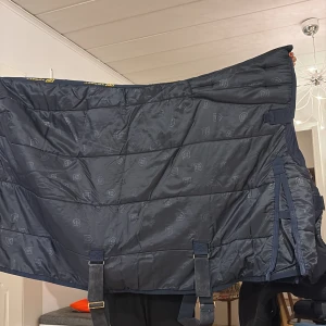 Svart quiltad jacka - Liner i storlek 125, 200g 