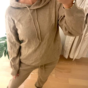 Stickat mjukisset från Soft rebels - Mysigt finstickat mjukisset från Soft rebels. Nyskick med prislapp kvar. Både tröja och byxor i storlek s. Supermysig tröja med luva och fickor på byxorna. Skriv vid frågor🤎